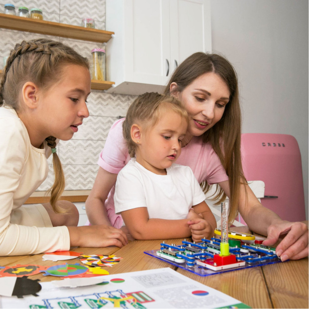 Електронний конструктор Знавець "Світло та колір" ZNATOK 70799, 24 схеми